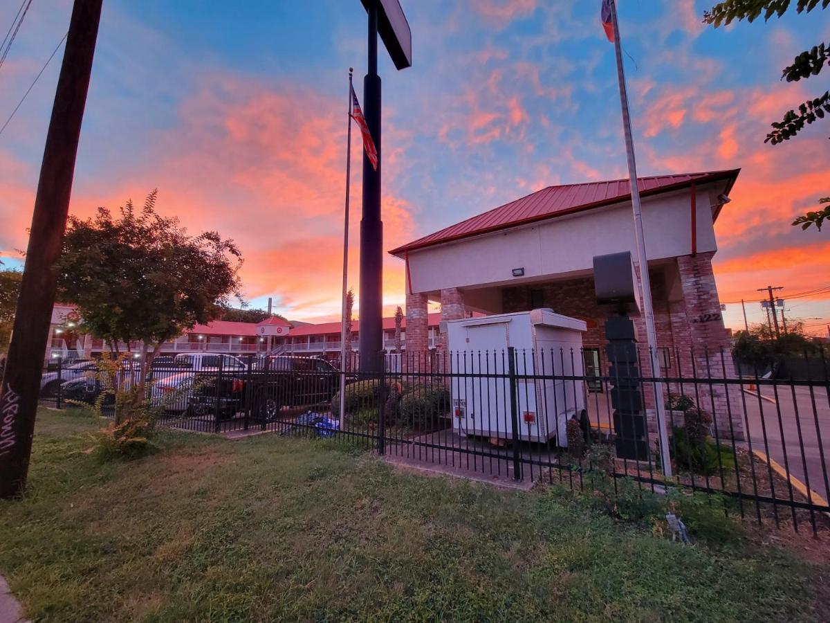 Econo Lodge Inn & Suites Downtown San Antonio Exterior photo